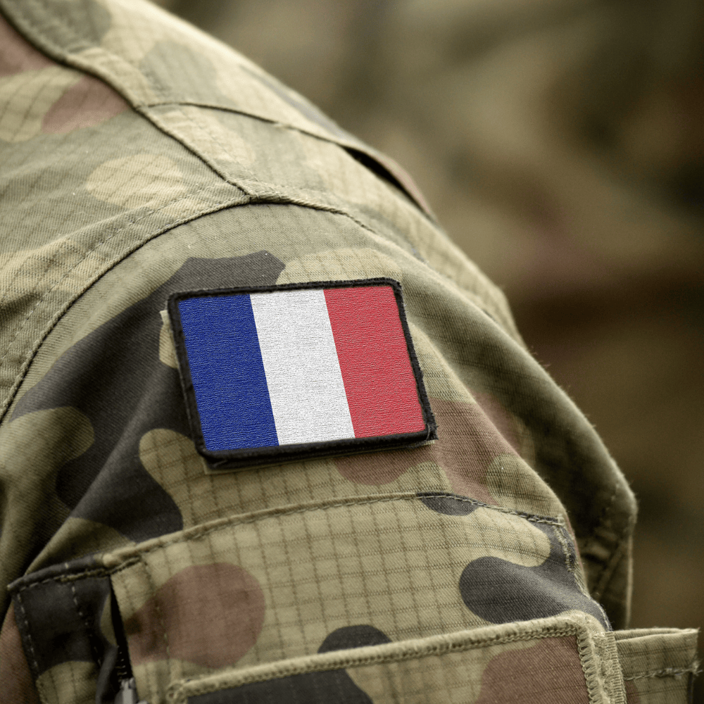 écusson militaire français sur l'épaule d'un soldat