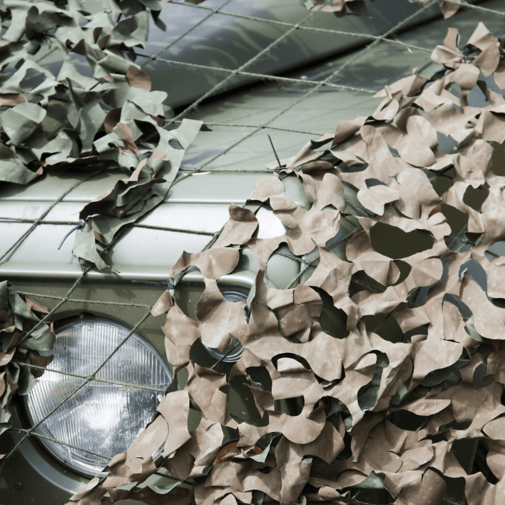 Filets de camouflage militaire sur une voiture