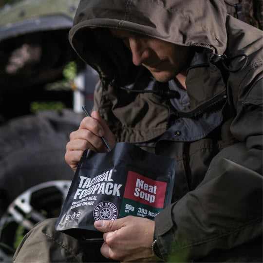 Ration de survie militaire soupe à la viande mangée par un soldat