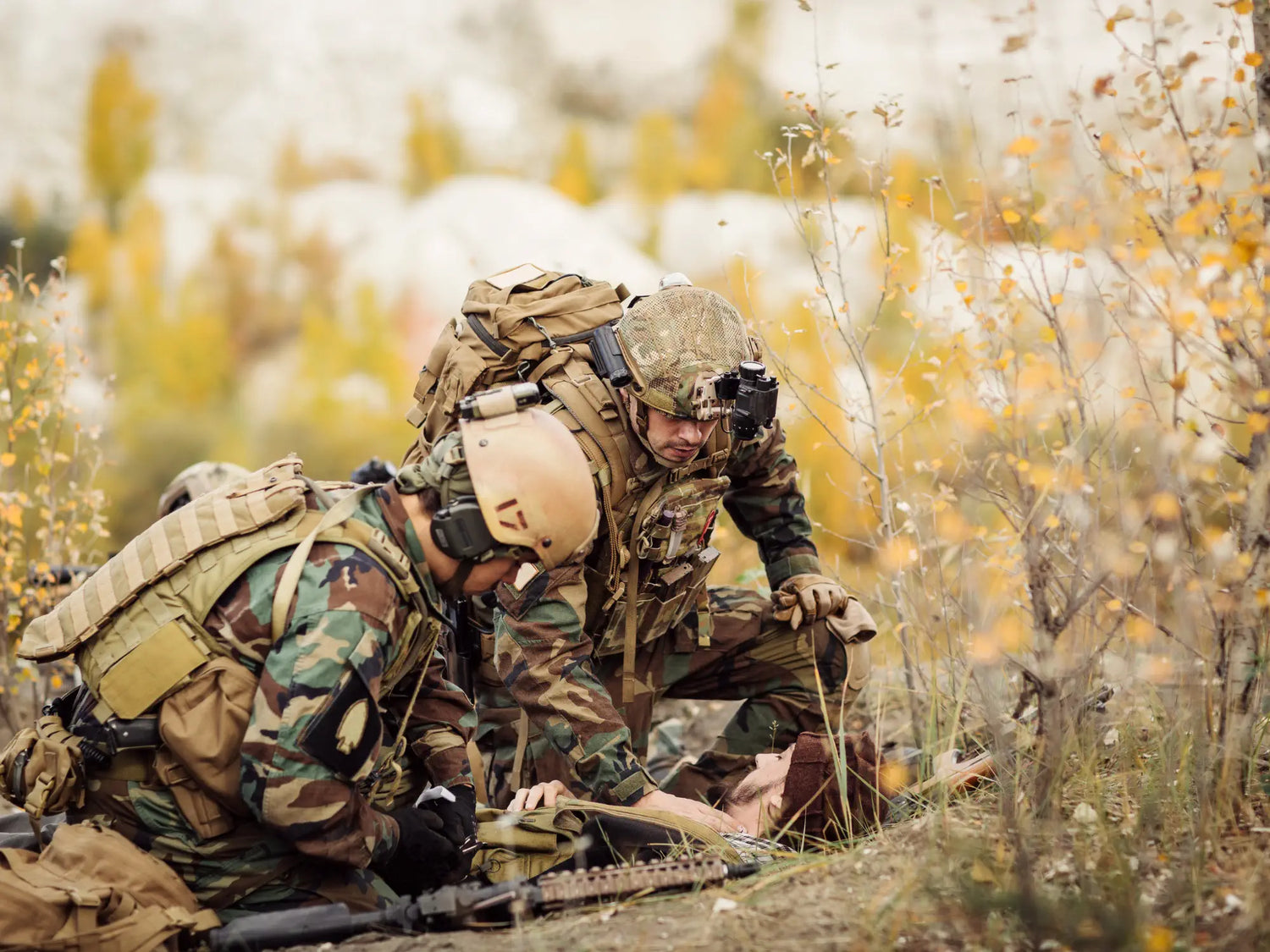  Deux soldats équipés avec des produit de marque militaire qui consultent un plan tactique