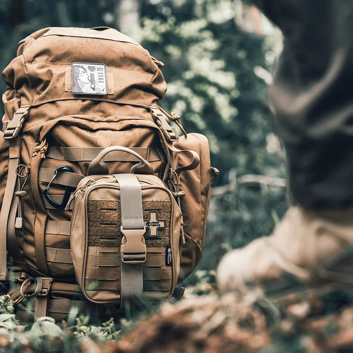 Trousse IFAK RHINO RESCUE SE sur un sac à dos