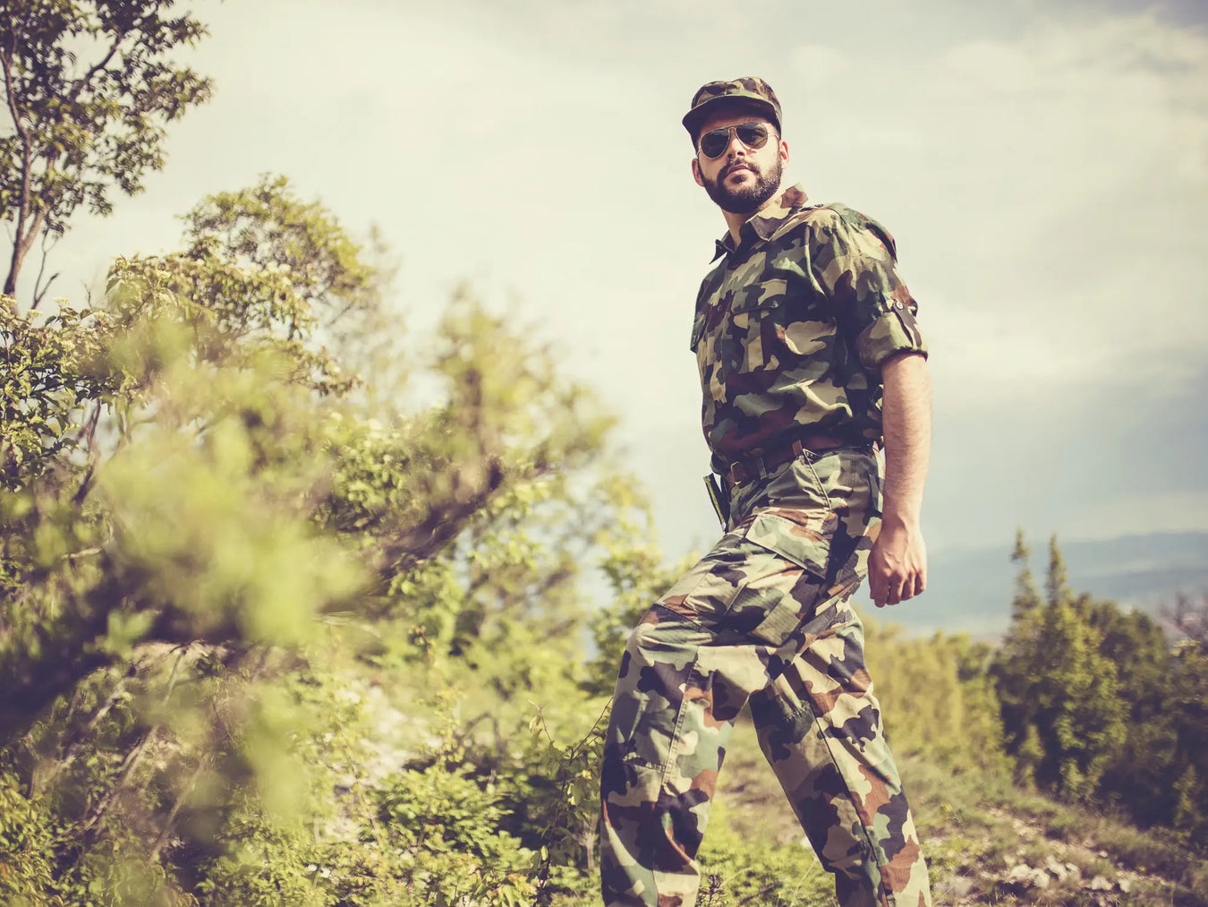 Homme portant les vêtements militaires SOLDAT.FR