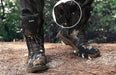 Soldat qui marche avec une paire de chaussures camouflage militaire aux pieds