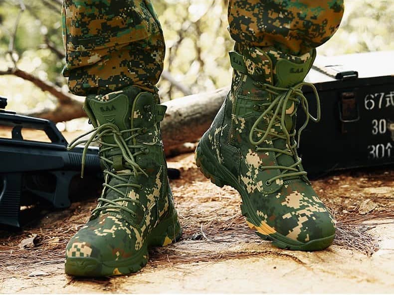 Paire de Chaussures Armée de Terre portées par un soldat