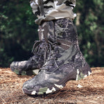 Chaussures militaires camouflage sur un soldat de l'armée