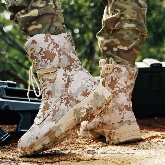 Paire de chaussures militaires desert sable portées par un soldat