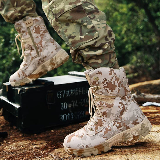 Paire de chaussures desert militaires sable portées par un soldat qui cours