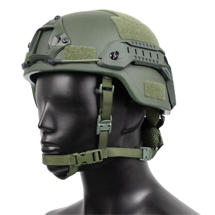 Helm Mich Ballistik im Profil an einer Soldatenpuppe