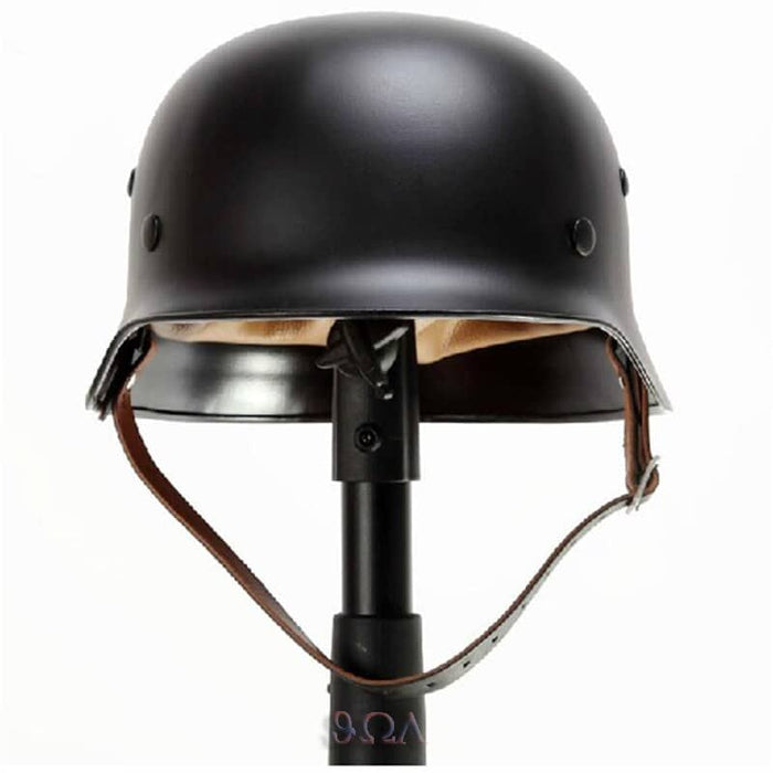 Deutscher M35-Helm schwarz in der Präsentation
