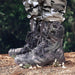 Militärische Schuhe in Camouflage der grauen Armee
