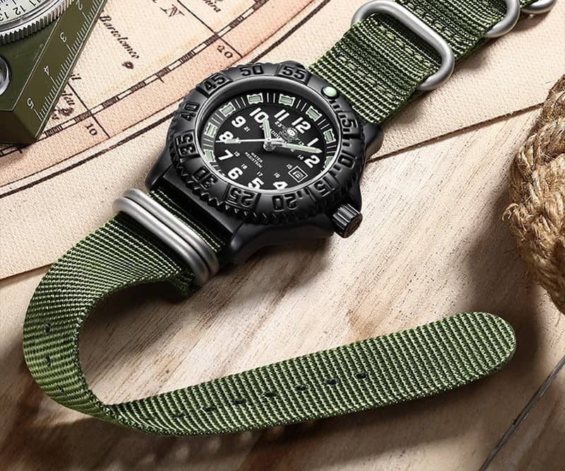 Armbanduhr Armée de Terre schwarz auf Holz gelegt