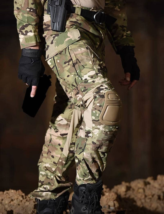 Multicam-Hose der französischen Armee mit Knieschonern, getragen von einem Soldaten