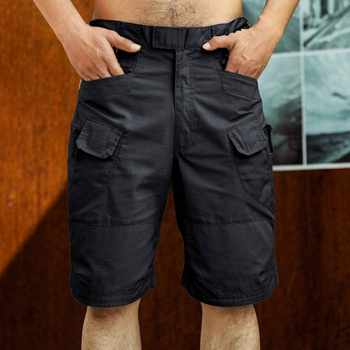 Tactical Shorts Schwarz, von einem Mann getragen
