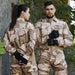 militärische Kleidung, die von zwei Soldaten der US-Armee getragen wird
