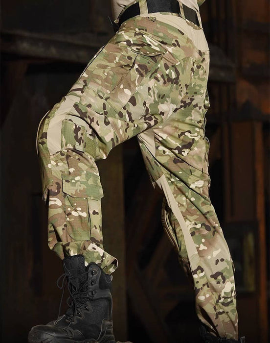 französisches Multicam-Gitter mit Knieschonern, getragen von einem Soldaten