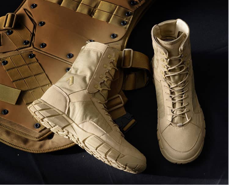 Pair of leather Rangers for men in presentation