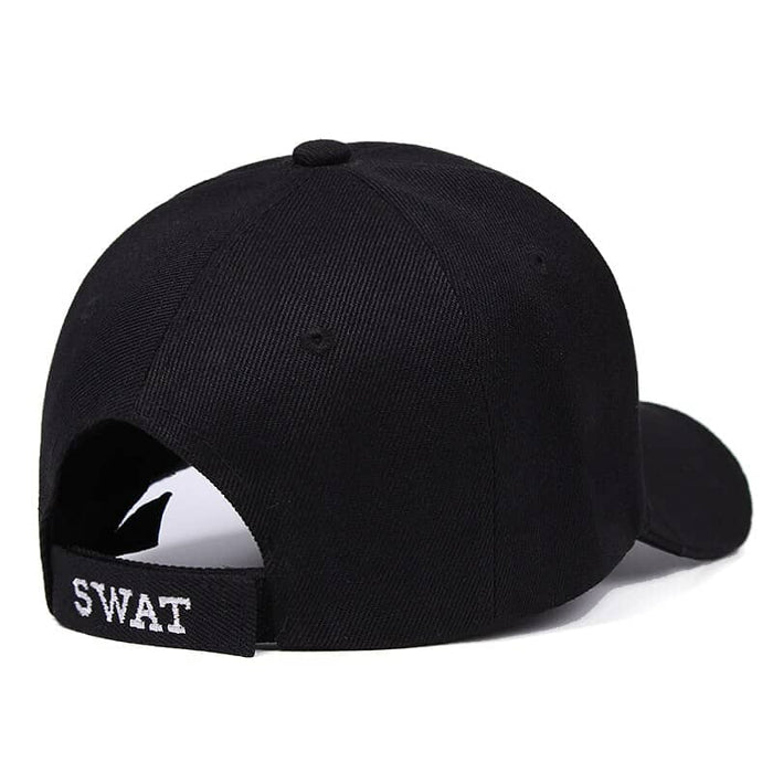 berretto nero swat visto da dietro