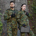 completo militare digitale della giungla indossato da 2 soldati 