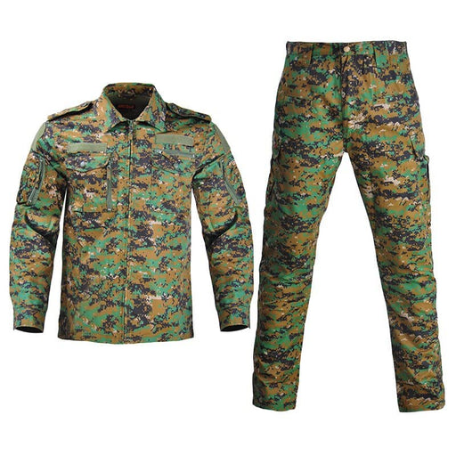 Un'uniforme militare completa con mimetizzazione digitale nella giungla
